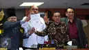 MKD menunjukan surat pengunduran diri Setya Novanto sebagai Ketua DPR, Jakarta, Rabu (16/12/2015). Dengan adanya surat tersebut maka masa sidang Pelanggaran Etik Setya Novanto dinyatakan selesai. (Liputan6.com/Johan Tallo)