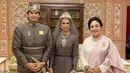 Sebelumnya, Titiek juga menghadiri pernikahan Puteri Sultan Hassanal Bolkiah. Ia mengenakan atasan baju kurung putih dipadukan selendang dan bawahan kain songket pink. [@titieksoeharto]