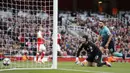 Kiper Arsenal, Petr Cech, kebobolan oleh gelandang Swansea, Borja Baston, pada laga Premier League di Stadion Emirates, London, Sabtu (15/10/2016). Arsenal menang 3-2 atas Swansea. (Reuters/John Sibley)