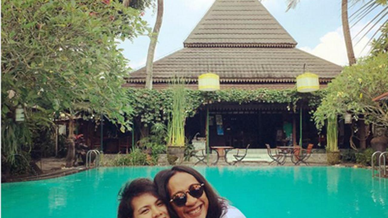 Berpose Liburan di Bali, Istri Aming Diminta Berhenti Merokok