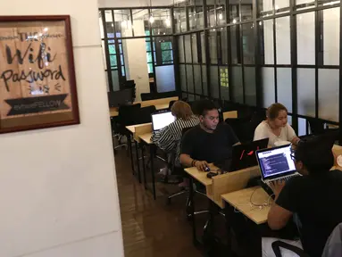 Sejumlah orang menggunakan fasilitas di ruang Cocowork di Jakarta, Selasa (26/6). Cocowork merupakan ruang kerja bersama dan fasilitas untuk membangun komunitas. (Liputan6.com/Angga Yuniar)