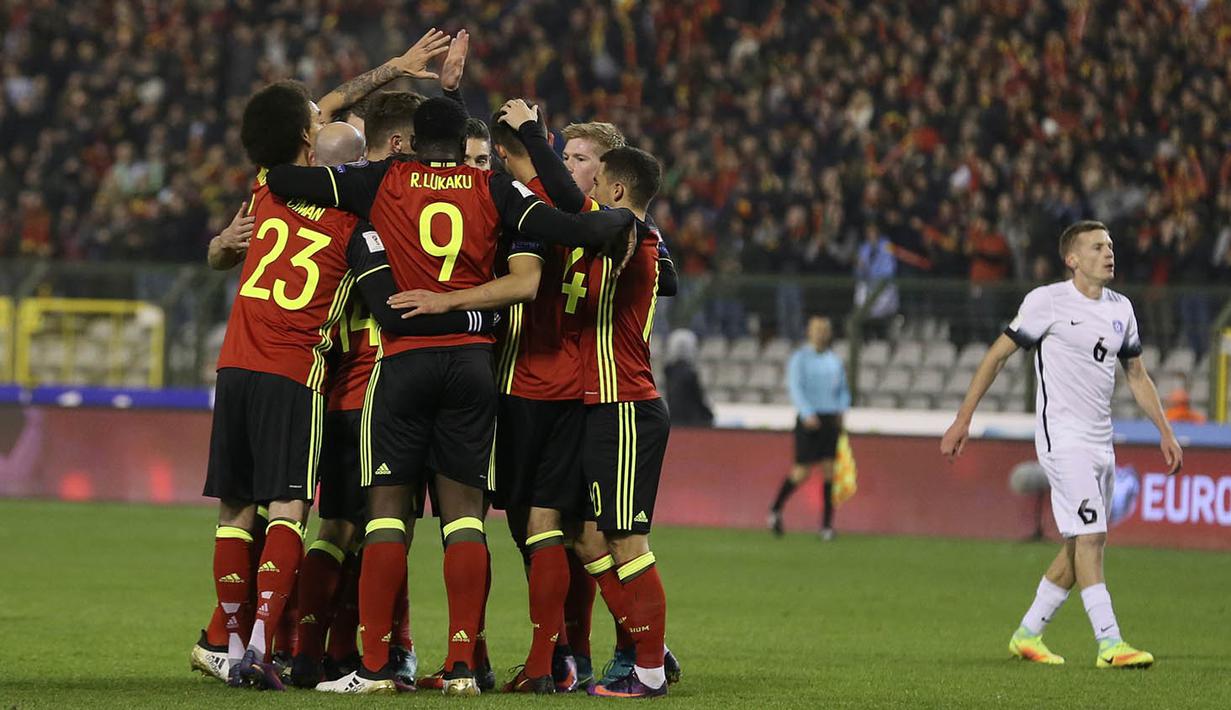 Para pemain Belgia merayakan gol yang dicetak Dries Mertens ke gawang Estonia. (EPA/Olivier Hoslet)