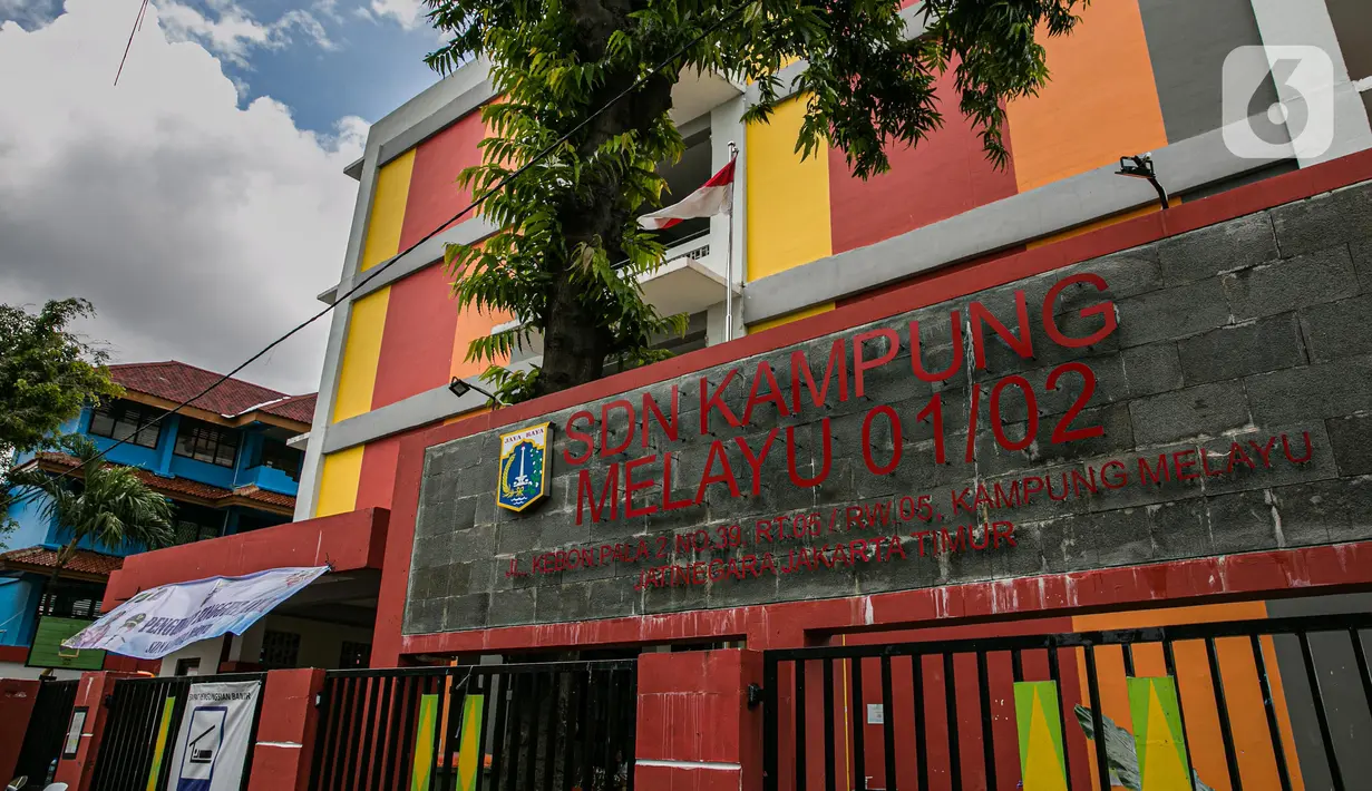 Suasana gedung SDN 01/02 Kampung Melayu Jakarta, yang menjadi posko pemgungsian korban banjir pada Selasa (9/2/2021). Gedung sekolah di Kebon Pala tersebut menjadi salah satu posko pengungsian bagi sebagian korban banjir Kampung Melayu. (Liputan6.com/Faizal Fanani)