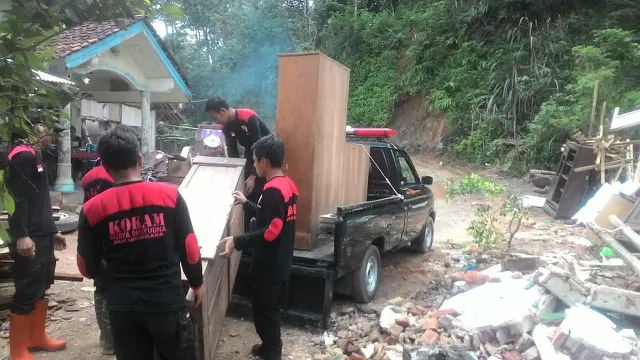 Warga bersama petugas BPBD dan relawan membongkar rumah rusak akibat longsor di Desa Kebutuhjurang. (Foto: Liputan6.com/Dinkominfo PBG/Muhamad Ridlo)