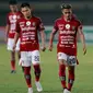 Ekspresi pemain Bali United,  Dias Angga Putra (kiri) dan Moh Sidik Saimima usai timnya dikalahkan PS Sleman melalui babak adu penalti dalam pertandingan perempat final Piala Menpora 2021 di Stadion Si Jalak Harupat, Bandung. Senin (12/4/2021). (Bola.com/Ikhwan Yanuar)