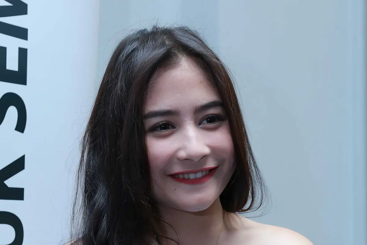 Prilly Latuconsina 