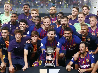 Para pemain Barcelona melakukan selebrasi usai menjuarai Piala Super Spanyol dengan mengalahkan Sevilla di Stadion Ibn Batouta, Tangiers, Minggu (12/8/2018). Barcelona menang 2-1 atas Sevilla. (AP/Mosa'ab Elshamy)