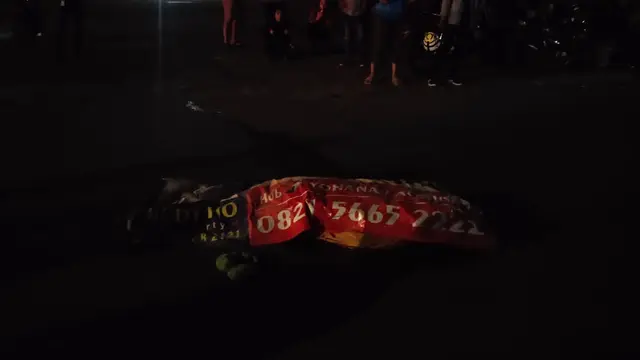 Jasad korban saat masih di jalanan Balikpapan.