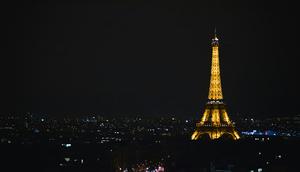 Menara Eiffel di Paris pada malam hari. (dok. Kiarash Mansouri/Unsplash)