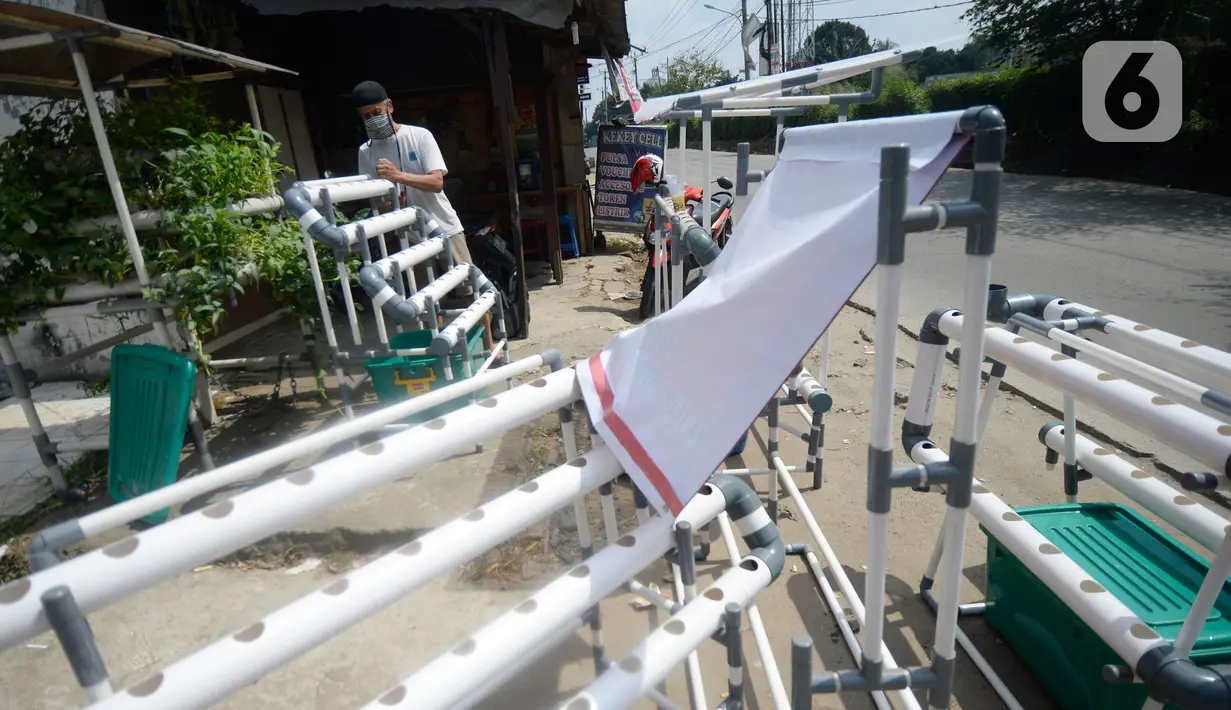 Jalan Raya Parung-Gunung Sindur, Bogor, Jawa Barat, Jumat (21/08/2020). Rakitan pipa PVC hidroponik dan ditambah mesin pompa air dijual dengan harga Rp 475 Ribu hingga Rp 1.3 Juta tergantung ukuran. (merdeka.com/Dwi Narwoko)
