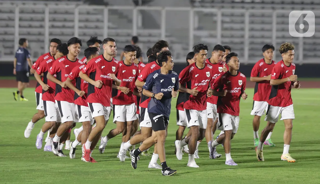Sejumlah pemain Timnas Indonesia U-23 berlari kecil saat sesi latihan di Stadion Madya, Kompleks Gelora Bung Karno, Senayan, Jakarta, Kamis (10/7/2025). (Liputan6.com/Helmi Fithriansyah)