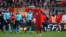 Bek Muenchen, Jerome Boateng berjalan dengan kekecewaan di wajahnya usai pertandingan melawan Atletico Madrid di semifinal Liga Champions di Allianz Arena (4/5). Atletico melaju ke final dengan aggregat gol tandang. (Reuters/Michaela Rehle)