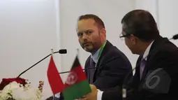 Dubes Norwegia untuk Indonesia Stig Traavik (kiri) saat memberikan keterangan mengenai kerja sama triangular  di JCC, Minggu (19/4/2015). Indonesia dan Norwegia sepakat meneruskan kerjasama untuk memperkuat sektor sosial. (Liputan6.com/Herman Zakharia)