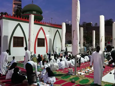 Umat Muslim berkumpul untuk berbuka puasa di bulan suci Ramadan 1447 Hijriah di Dakar, Senegal, Kamis 5 Maret 2026. (AP Photo/Misper Apawu)