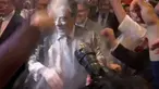 Wajah kandidat Presiden Prancis, Francois Fillon mendapat lemparan tepung setibanya di sebuah acara kampanye di Strasbourg, Prancis Timur, Kamis (6/4). Fillon tengah berada di kerumunan orang ketika seseorang melemparkan tepung ke wajahnya. (BFMTV via AP)