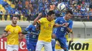 Duel udara terjadi saat laga Persib vs Kitchee SC di Stadion Si Jalak Harupat, Bandung, Rabu (27/5/2015). Persib kalah 0-2 dari Kitchee SC dan tersingkir dari 16 besar AFC Cup 2015. (Liputan6.com/Herman Zakharia)
