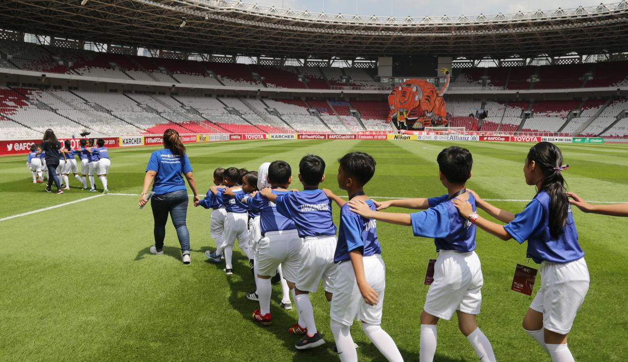 Putra putri dari anggota The Jakmania berjalan saat menjadi Player Escort Kids pada laga Piala AFC 2019 antara Persija Jakarta melawan Ceres Negros di SUGBK, Jakarta, Selasa (23/4). Kesempatan ini diberikan oleh Allianz. (Bola.com/Peksi Cahyo)