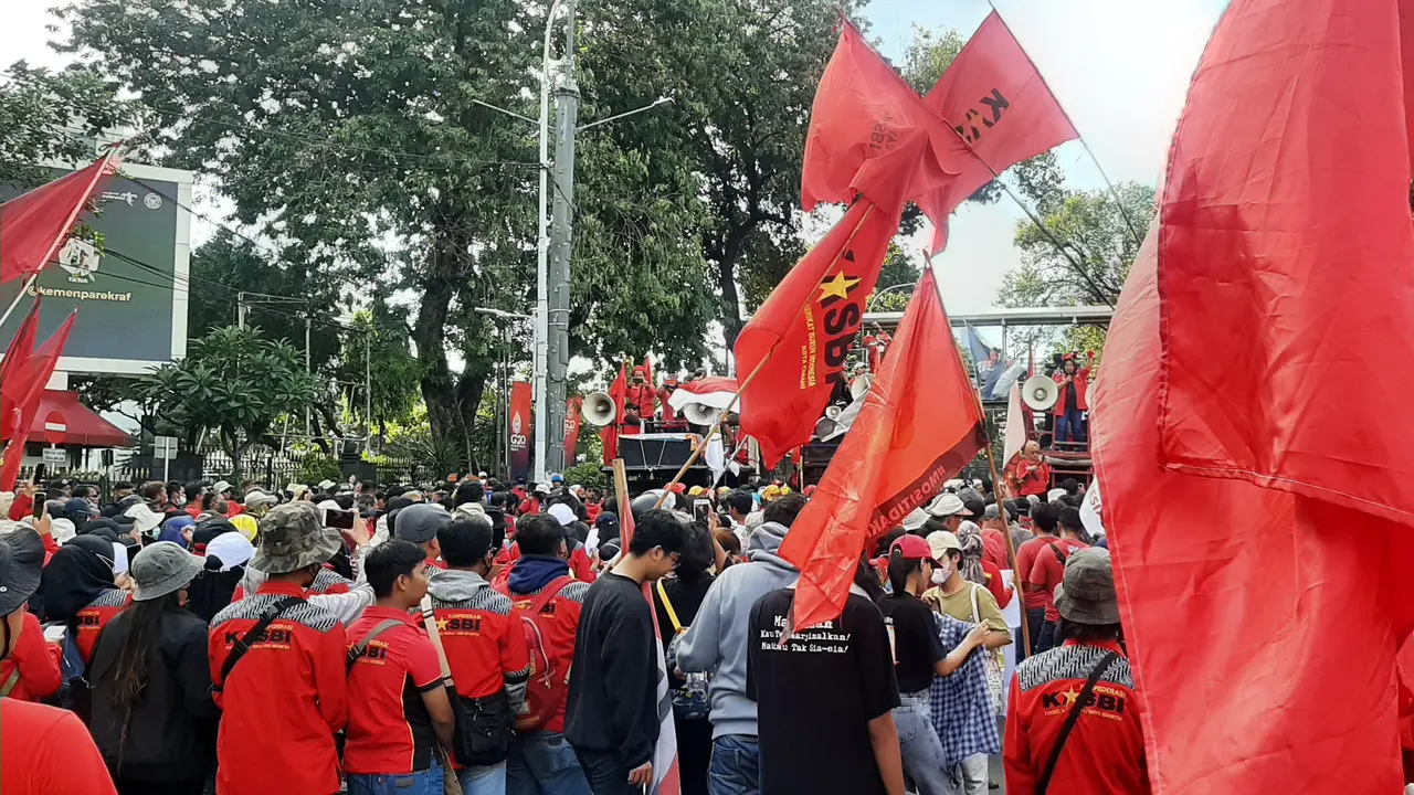Sejumlah aliansi buruh dan mahasiswa turun ke jalan. Mereka menyampaikan aspirasi di kawasan Patung Kuda Arjuna Wiwaha, Jakarta Pusat, Sabtu (21/5/2022).