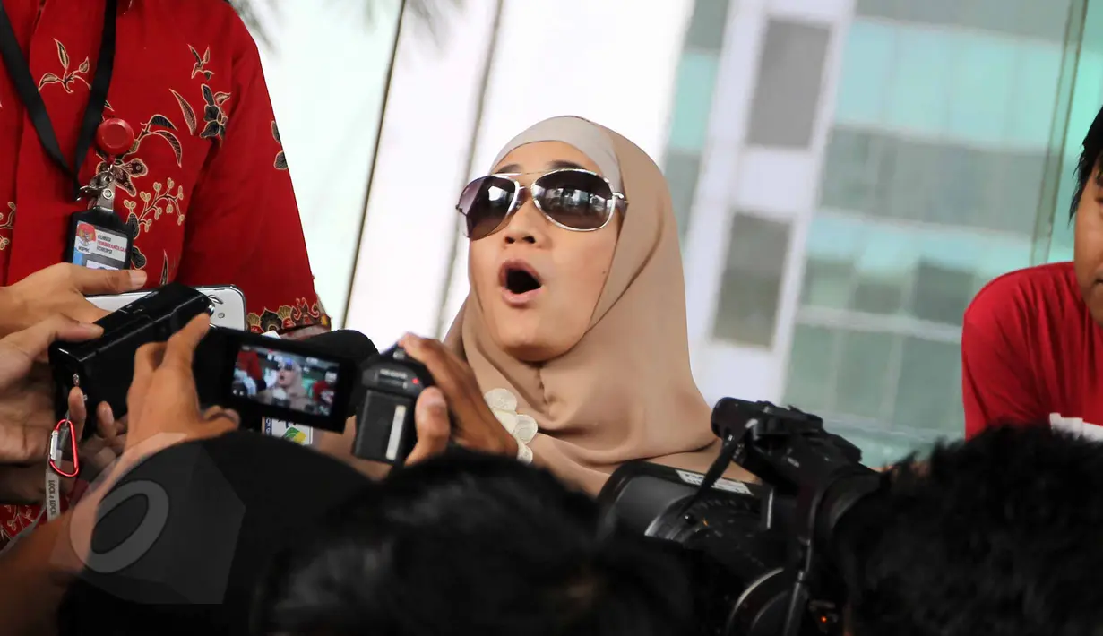 Meidiana Hutomo memberi keterangan kepada awak media usai menjalani pemeriksaan di KPK, Jakarta, Jumat (29/5/2015). Mediana Hutomo diperiksa sebagai saksi atas tersangka mantan Menteri Kesehatan, Siti Fadilah Supari . (Liputan6.com/Helmi Afandi)