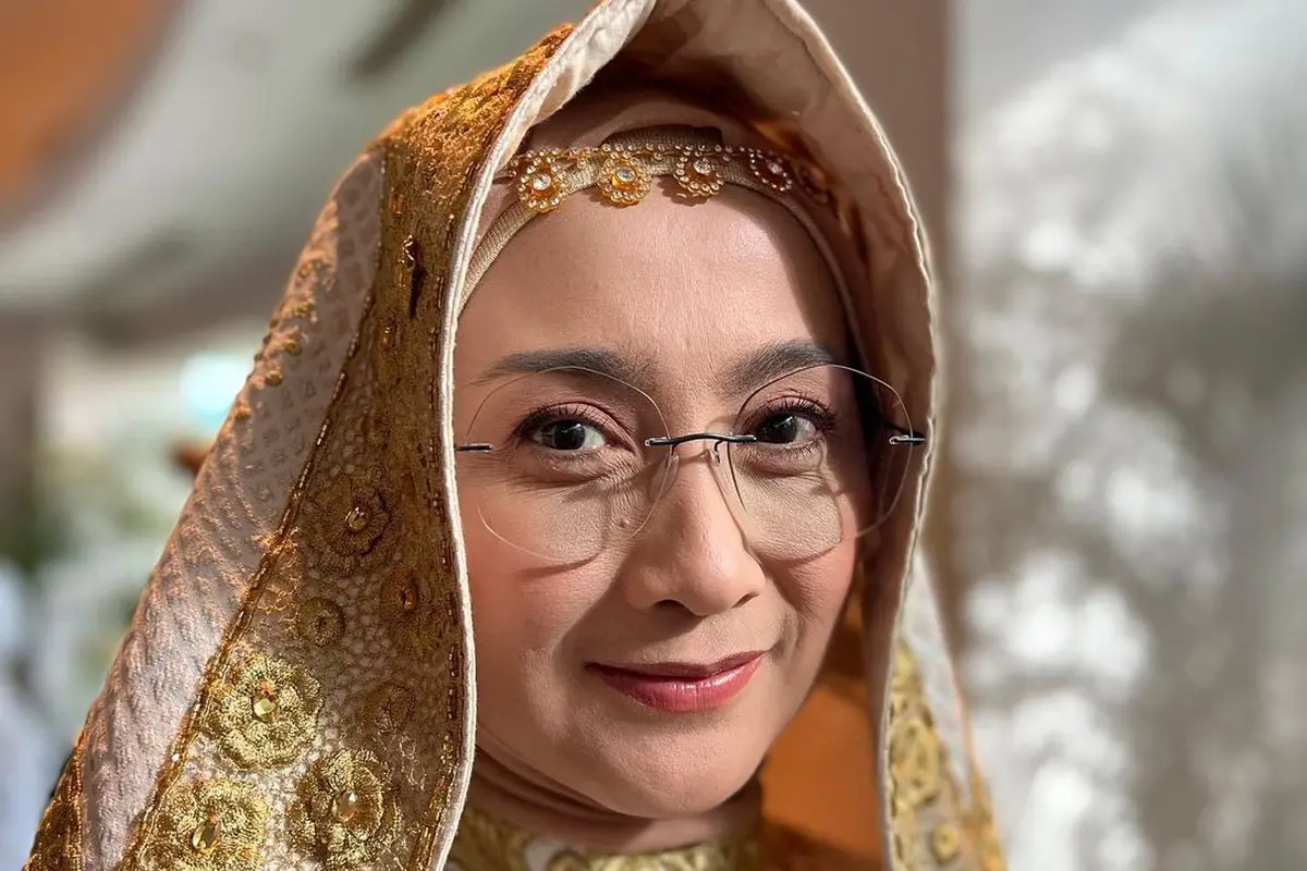 Desy Ratnasari kenakan baju Minang (Instagram/desyratnasariterdepan)