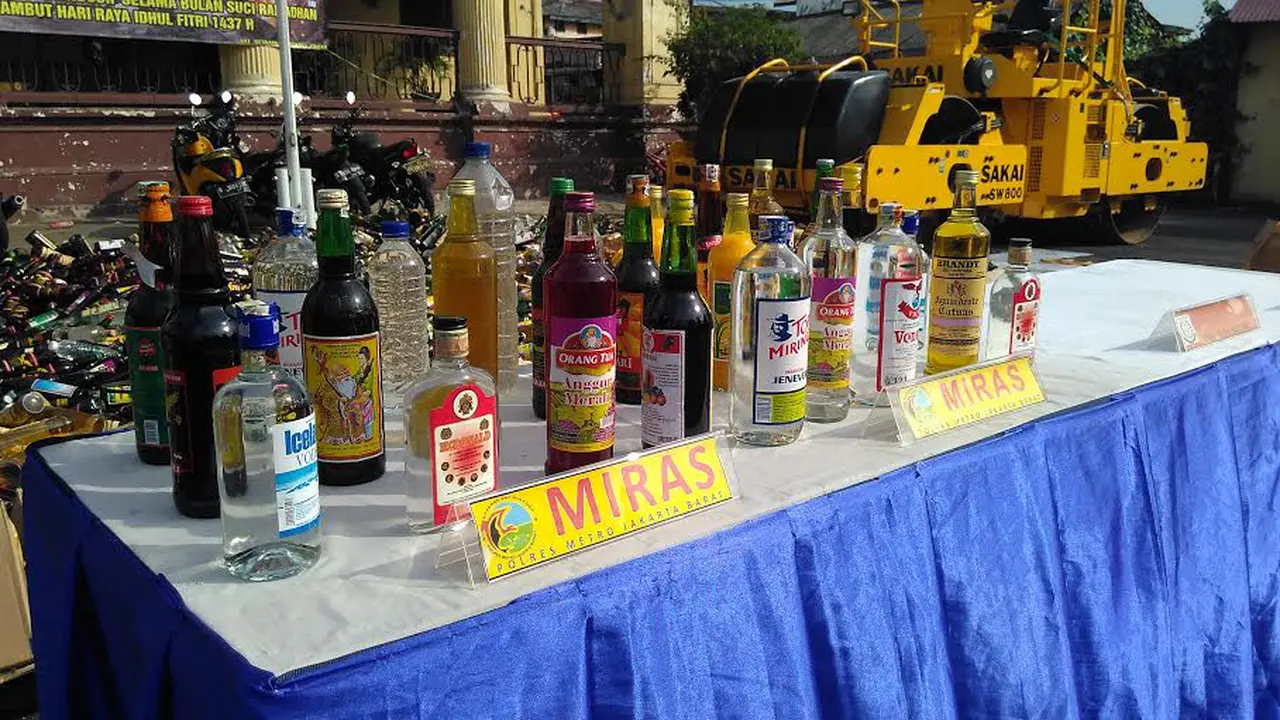 Pemusnahan botol miras