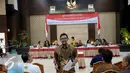 Capim KPK Giri Suprapdiono usai mengikuti wawancara tahap akhir di Gedung Sekretariat Negara, Jakarta, Selasa (25/8/2015). Pada hari ini tujuh capim KPK mengikuti wawancara tahap akhir. (Liputan6.com/Faizal Fanani)