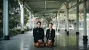 Sedangkan di momen Preweddingnya, Aaliyah Massaid tampil serasi dengan Thariq Halilintar dibalut busana klasik adat Jawa. Sebuah kebaya kutu baru dari bahan beludru hitam membalut tubuh Aaliyah Massaid dengan amat apik. Berbagai payet di bagian kerah yang memanjang ke bawah mempermanis penampilannya yang khas pengantin ini. [Instagram/aaliyah.massaid]