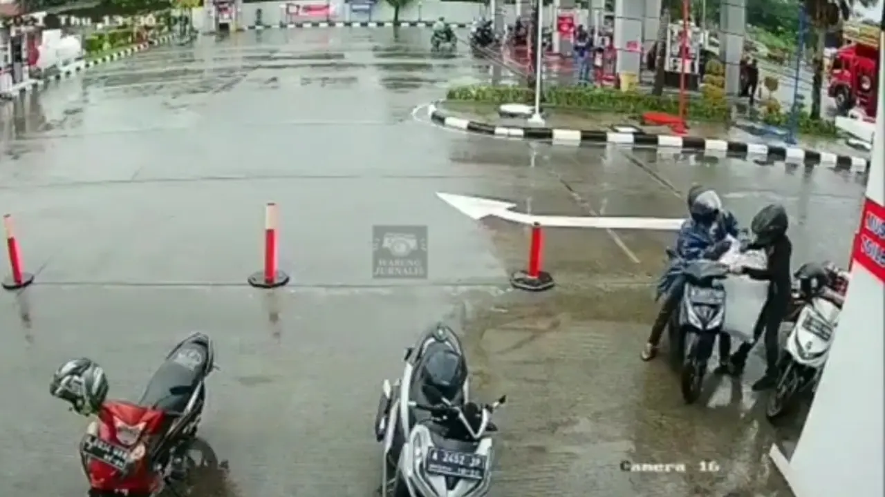 Viral maling gondol sekarung paket yang akan diantar kurir di Tangerang