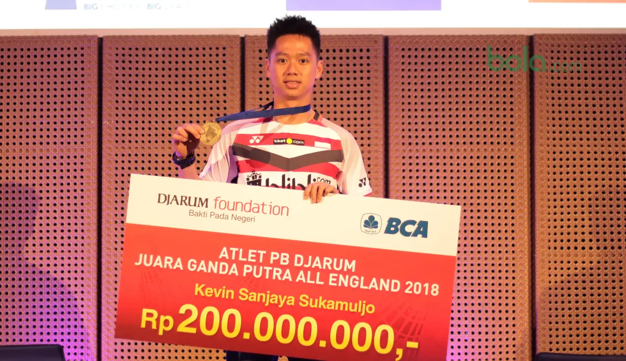 Kevin Sanjaya menerima penghargaan dari Djarum Foundation atas prestasi gemilang pada ajang All England 2018 di  Grand Indonesia, Jakarta (28/3/2018). Kevin menerima deposito sebesar Rp 200 juta. (Bola.com/Nick Hanoatubun)