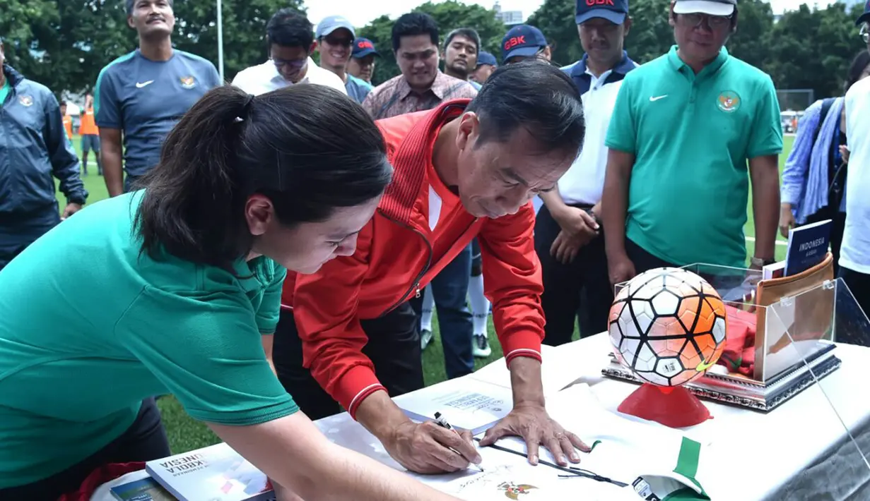 Presiden Joko Widodo membukukan tanda tangan saat meresmikan lapangan sepak bola ABC di kawasan Gelora Bung Karno, Jakarta, Sabtu (2/12/2017). Presiden meresmikan empat venue yang akan digunakan untuk Asian Games 2018. (Biro Pres Setpres/Rustam)