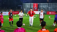 Pelatih Persija Jakarta, Shin Tae-yong, memberikan pelatihan kepada 40 talenta muda didampingi dua mantan pemain Timnas Indonesia, Ismed Sofyan dan Atep. (Istimewa)