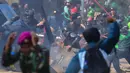 Aksi massa saat berunjuk rasa di depan Markas Komando (Mako) Korps Brigade Mobil (Brimob) Polda Metro Jaya di kawasan Kwitang, Jakarta Pusat, Jumat (29/8/2025). (merdeka.com/Arie Basuki)