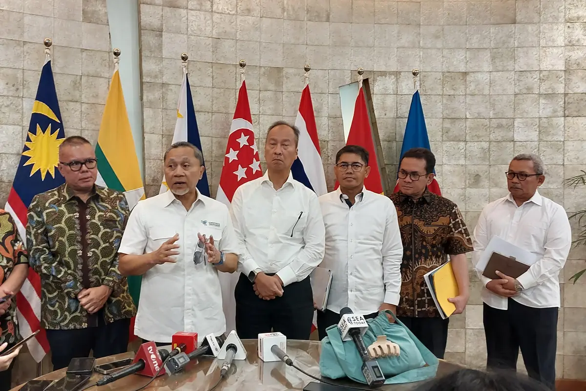 Menteri Perdagangan (Mendag) Zulkifli Hasan bertemu dengan Menteri Perindustrian (Menperin) Agus Gumiwang Kartasasmita di Kantor Kementerian Perdagangan, Jumat (19/7/2024). (Arief/Liputan6.com)