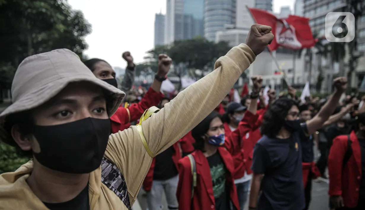 Massa yang tergabung dalam Gerakan Mahasiswa Jakarta berunjuk rasa di depan Kementerian Pendidikan dan Kebudayaan (Kemendikbud), Jakarta, Senin (22/6/2020). Mahasiswa mengkritik Kemendikbud karena tidak adanya kebijakan keringanan biaya kuliah di tengah pandemi COVID-19. (Liputan6.com/Faizal Fanani)