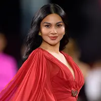 Ariel Tatum saat di Paris Fashion Week. (sumber: Instagram @lorealparis)