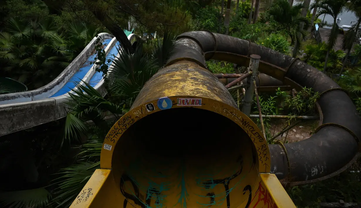 Foto pada 27 April 2019 memperlihatkan seluncuran air telantar di Taman Air Ho Thuy Tien yang telah lama ditinggalkan di kota Hue, Vietnam. Tahun 2013 taman air ini sempat ingin direvitalisasi, namun wacana ini kembali menguap.  (Manan VATSYAYANA/AFP)