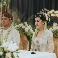Melihat detail makeup Aaliyah Massaid saat akad nikah (@thariqhalilintar)