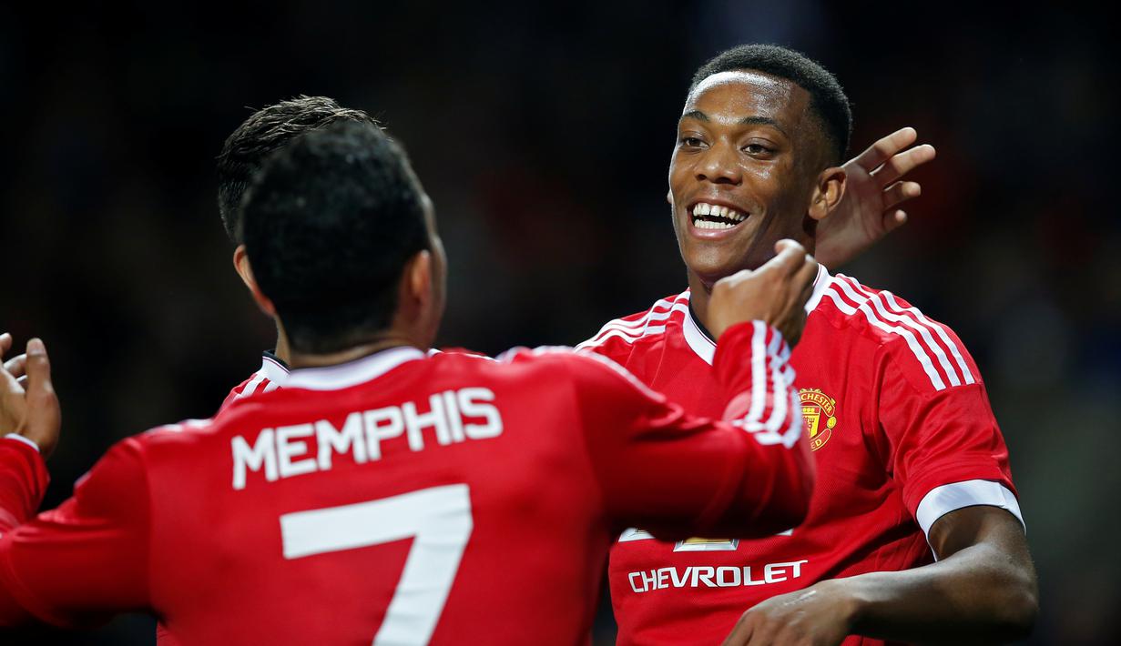 Pemain Manchester United, Anthony Martial, mencetak gol ketiga ke gawang Ipswich Town dalam laga putaran ketiga Piala Liga Inggris di Stadion Old Trafford, Manchester, Inggris, Kamis (24/9/2015) dini hari WIB. (Reuters/Andrew Yates)