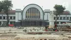 Aktivitas pekerja di Kawasan Kota Tua, Jakarta, Rabu (3/8/2022). Proyek revitalisasi jalur pedestrian di kawasan Kota Tua akan selesai pada Agustus 2022, yang sudah mencapai 98 persen. (Liputan6.com/Herman Zakharia)