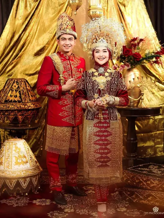 Ria Ricis memilih foto prewed dengan busana tradisional warna maroon yang terlihat mewah. [@fdphotography]