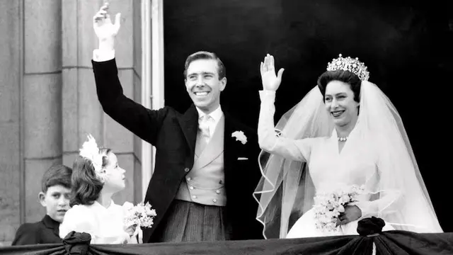 Princess Margaret and her husband Antony Armstrong-Jones wave from Buckingham Palace in London on their wedding day, May 6, 1960. (AFP/Arsip)