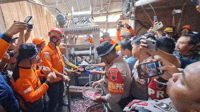Tabur bunga di lokasi tempat 8 pekerja terjebak di sumur tambang, di Pancurendang, Banyumas. (Foto: Liputan6.com/Basarnas)
