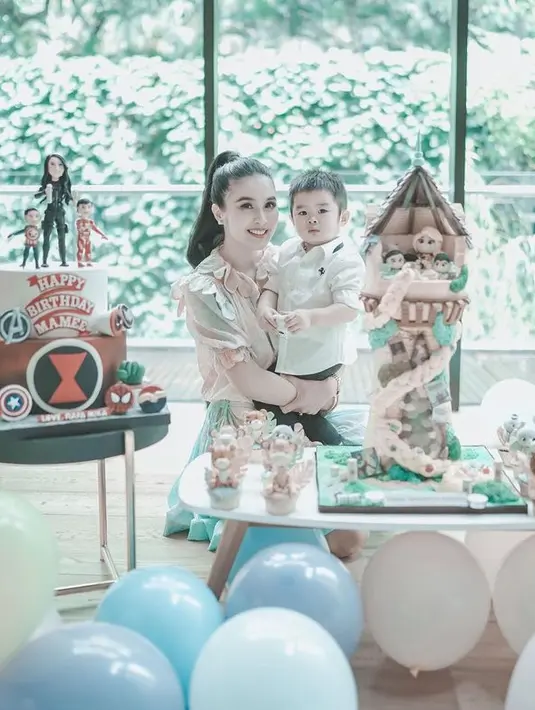 Kehadiran Raphael dan Mikhael Moeis seakan jadi kado terindah bagi Sandra Dewi. "2 anak mami yg bikin mami merasa sangat terberkati @raphaelmoeis @mikhaelmoeis2," tulisnya. (Foto: instagram.com/sandradewi88)