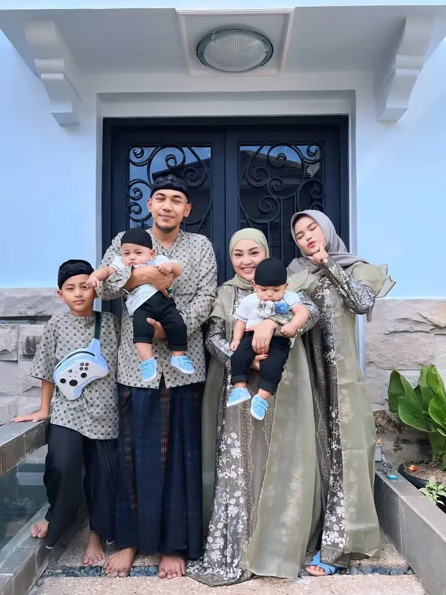 Potret Mendiang Mpok Alpa dan Keempat Buah Hatinya (Foto: Instagram @nina_mpokalpa)
