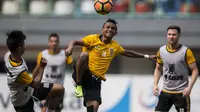 Bek Borneo FC, Ricky Ohorella, melakukan pemanasan sebelum melawan Persija pada laga Liga 1 di Stadion Patriot Bekasi, Jawa Barat, Minggu (16/7/2017). Persija menang 1-0 atas Borneo FC. (Bola.com/Vitalis Yogi Trisna)