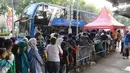 Warga antre untuk menaiki bus tingkat wisata keliling Ibu Kota di kawasan Monas, Jakarta, Sabtu (16/6). Libur Hari Raya Idul Fitri dimanfaatkan oleh sebagian masyarakat Jakarta untuk berlibur ketempat wisata bersama keluarga. (Liputan6.com/Arya Manggala)