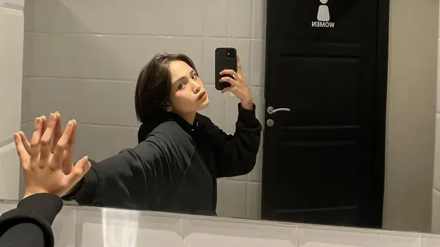 Gaya Jeje Slebew saat Mirror Selfie Ini Curi Perhatian, Kece