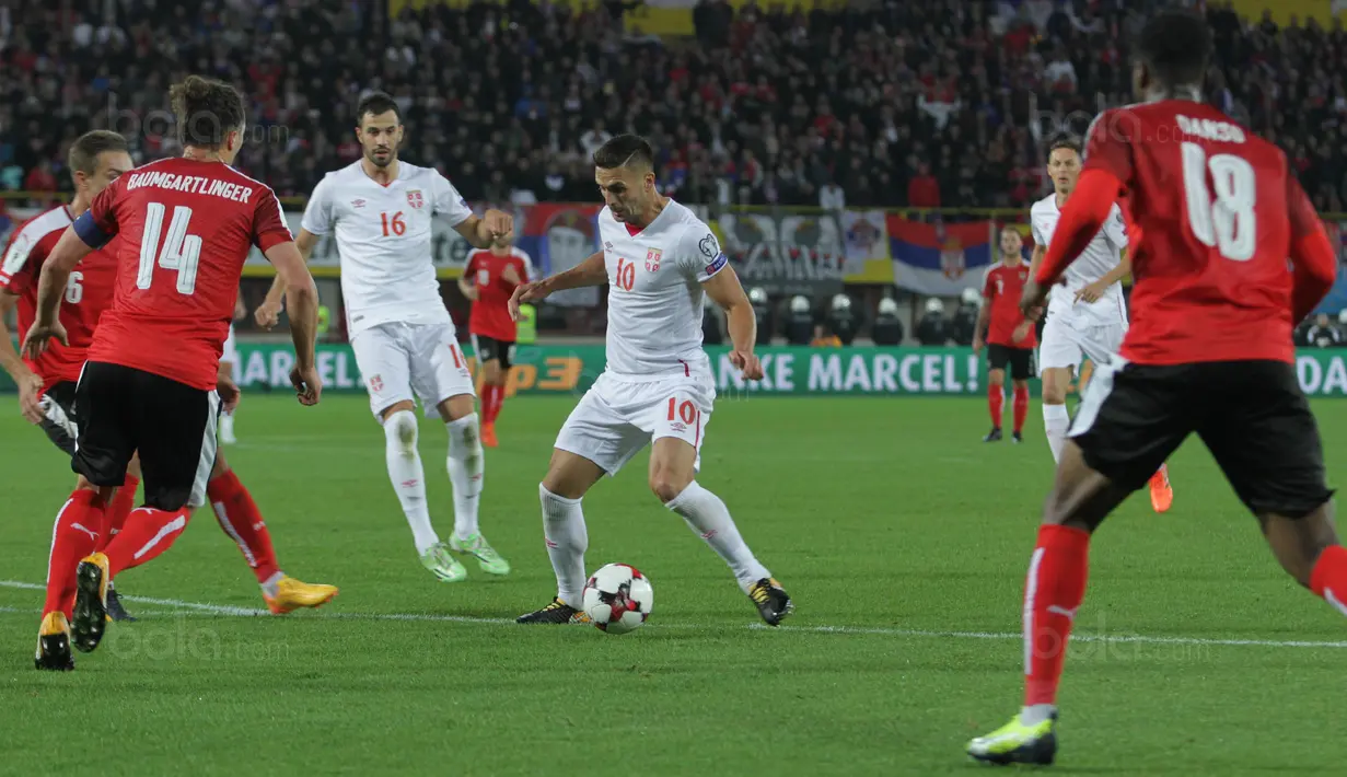 Gelandang Serbia, Dusan Tadic, berusaha lepas dari kepungan pemain Austria pada laga kualifikasi Piala Dunia 2018 di Stadion Ernst Happe, Wina, Jumat (6/10/2017). Austria menang 3-2 atas Serbia. (Bola.com/Reza Khomaini)
