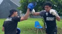 Gelandang PSM Makassar, Rizky Pellu, mengisi libur kompetisi dan latihan tim dengan berlatih tinju. (Bola.com/Abdi Satria)