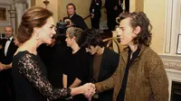Kate Middleton dan Pangeran William menemui One Direction saat kedua pihak menghadiri Royal Variety Performance.